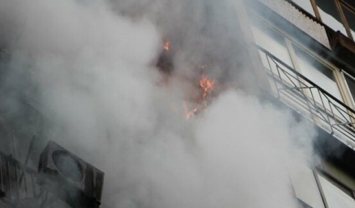 Пожар в запорожской многоэтажке тушили 10 спасателей