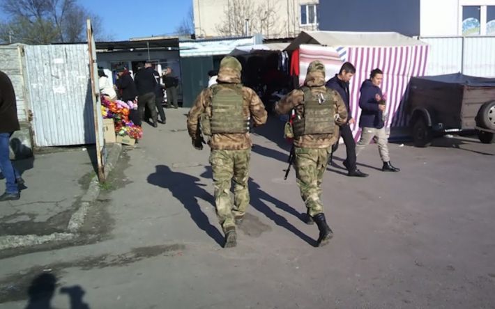 В Мелитопольском районе полицаи устроили "шмон" у рыночников и студентов (фото)