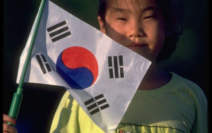 Южная Корея начала выплачивать одиноким гражданам по 500 долларов ежемесячно