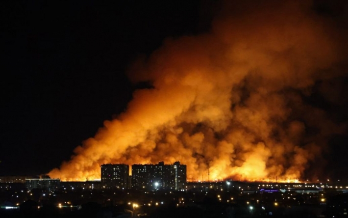 Густой дым и зарево: в Тюмени произошел масштабный пожар (фото, видео)
