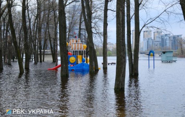 Вода отступает. В Киеве паводок идет на убыль, но есть значительные подтопления