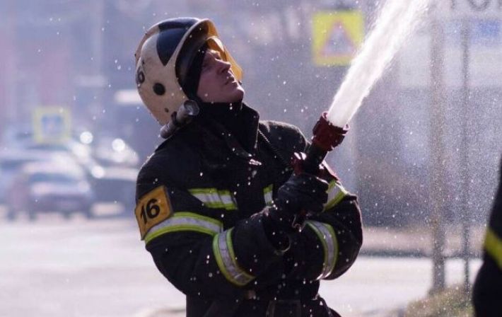 У Росії потужна пожежа на пластмасовому заводі, вогонь охопив 4500 квадратів (відео)