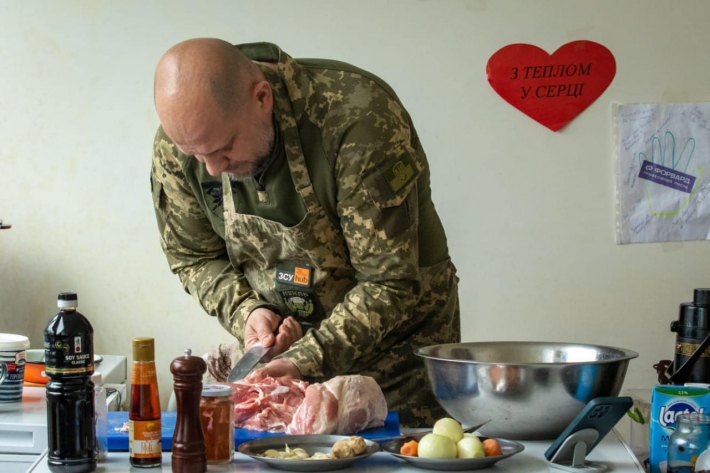 Бренд-шеф одного из самых известных магазинов-ресторанов в Украине готовит для Запорожских военных