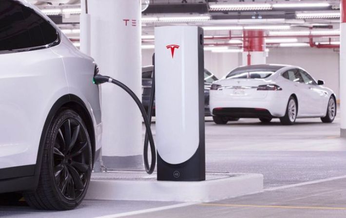 Tesla, вероятно, запустит в серию технологию автономного вождения в этом году, - Маск