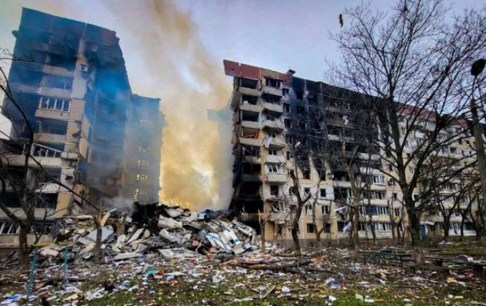 Россияне нанесли авиаудар по многоэтажке в Угледаре (фото разрушений)