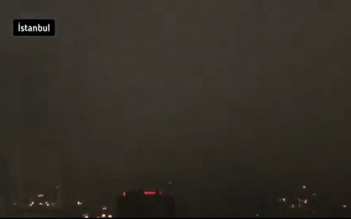 За 5 минут день сменился ночью: Стамбул накрыло огромное дождливое облако (видео)