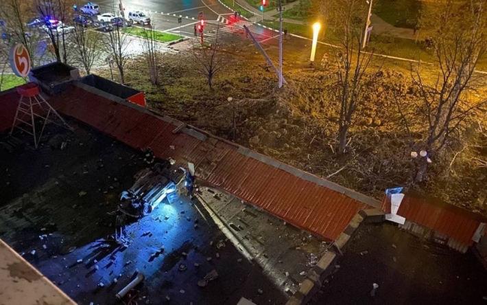 Автомобиль забросило на крышу магазина, а квартира осталась без стен: последствия мощного взрыва в Белгороде (фото, видео)