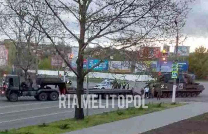 Своим ходом двигаться не может - в Мелитополе рашисты погрузили ТОР на лафет (фото, видео)
