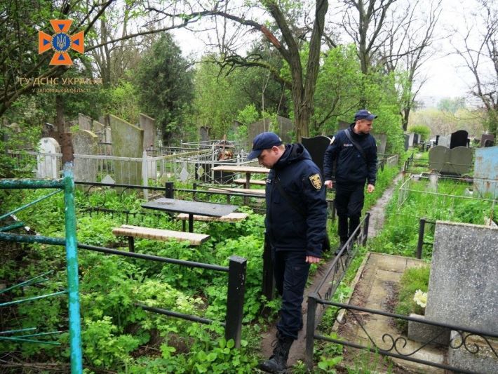 Спасатели обследуют кладбища накануне поминальных дней