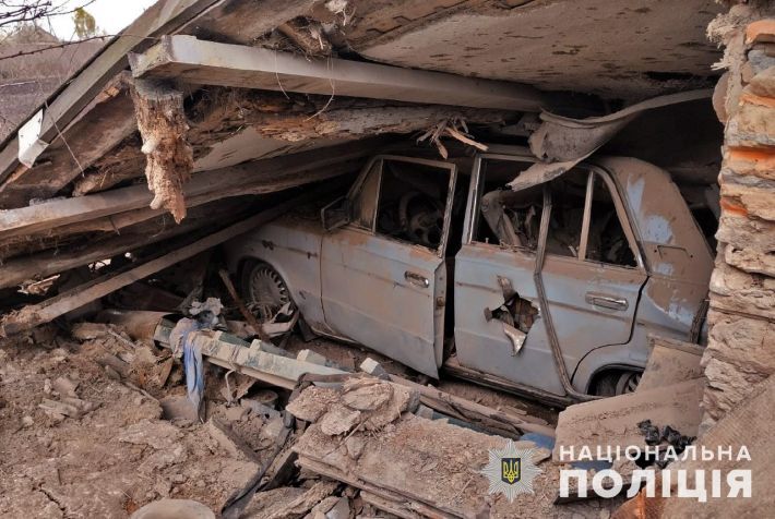 В Запорожской области полицейские эвакуировали пожилых супругов из разрушенного дома