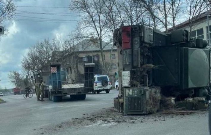 В Мелитополе продолжается эпопея с упавшим на проспекте ПВО рашистов (видео)