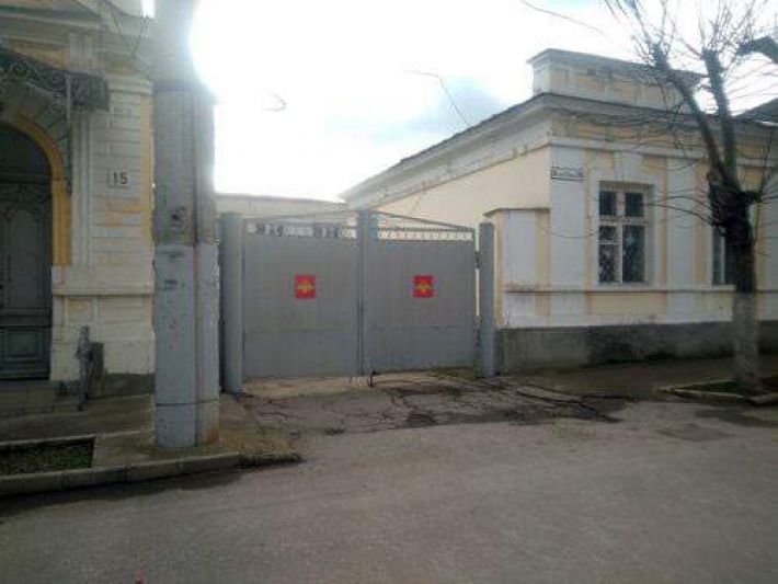Паники нет - в Мелитопольском районе на здании военкомата установили наблюдательный пункт (фото)