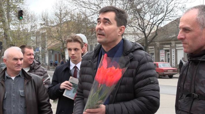 Повсталий із попелу - у Мелітополі любителю комуністів Тарасу Генову дали нову посаду (фото, відео)
