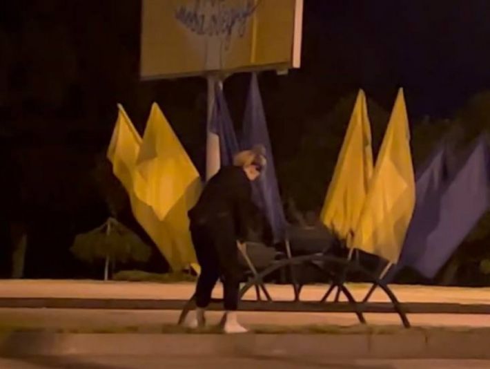 На центральном проспекте Запорожья девушка украла флаги с украинской символикой