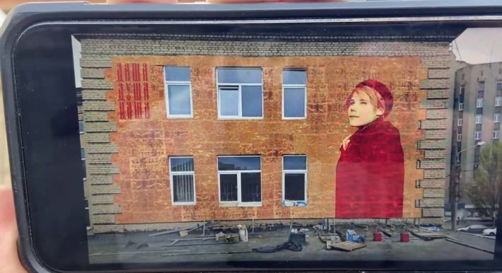 В Мелитополе рисуют мурал очередному путинскому идеологу – Дарье Дугиной (фото)