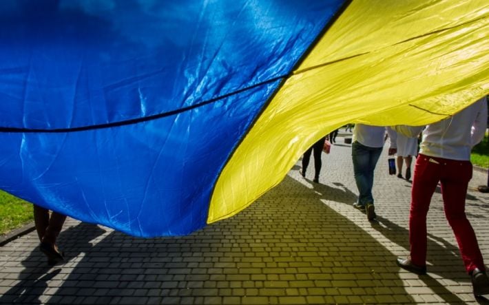 Згинуть наші воріженьки: В Мелитополе на одной из многолюдных улиц спели гимн Украины (видео)