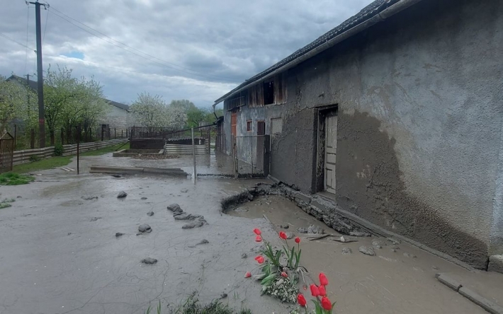 Вода кипит в колодцах, а по селу бьют гейзеры: ученый прокомментировал аномалию во Львовской области