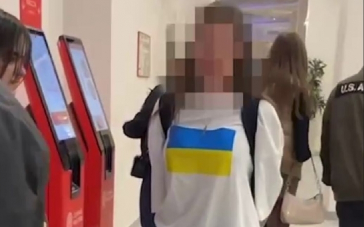 В Москве на девушку напала прохожая из-за футболки с украинским флагом: видео