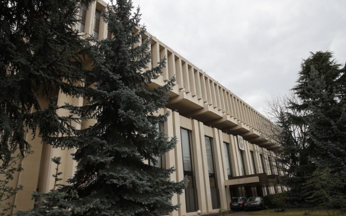 В Варшаве россиянам сказали освободить помещение школы при посольстве РФ: полиция выломала дверь