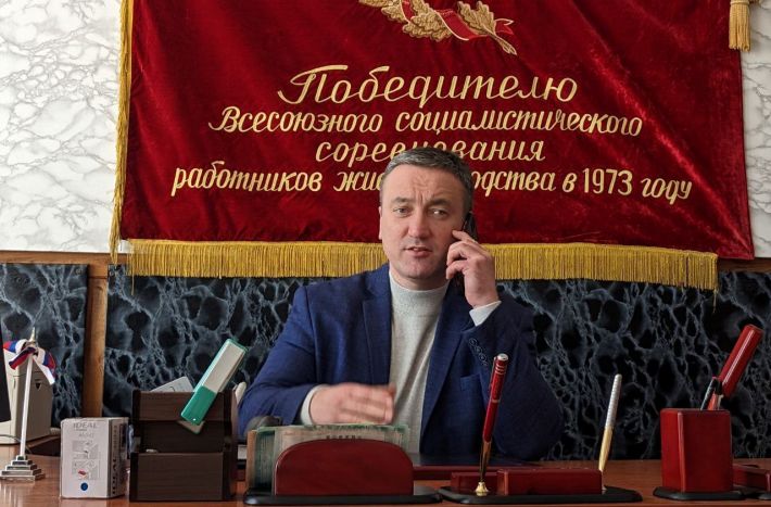 В Мелитополе ректор фейкового МГУ возомнил себя Кашпировским и стал гипнотизировать подчиненных (видео)