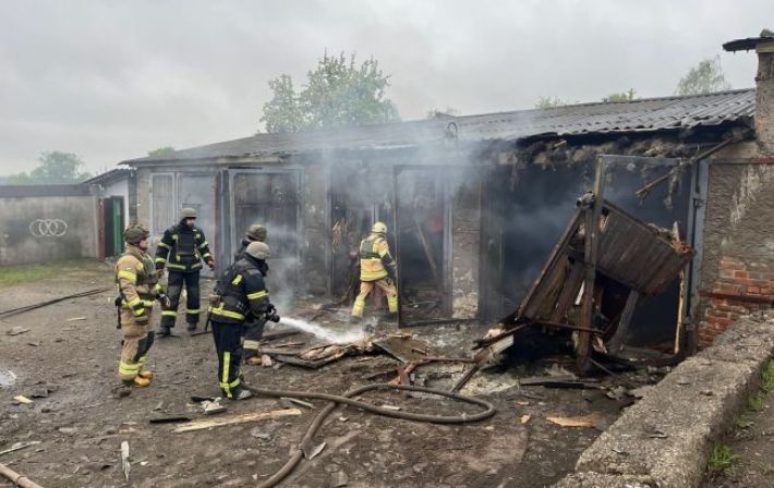 Оккупанты утром из РСЗО ударили по центру Купянска: начались пожары