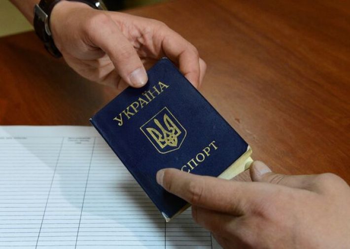 Аукцион маразма - в Мелитополе началась скупка украинских паспортов (фото)