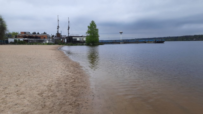 Река Днепр вышла со своих берегов, запорожские пляжи на половину затоплены (фото)