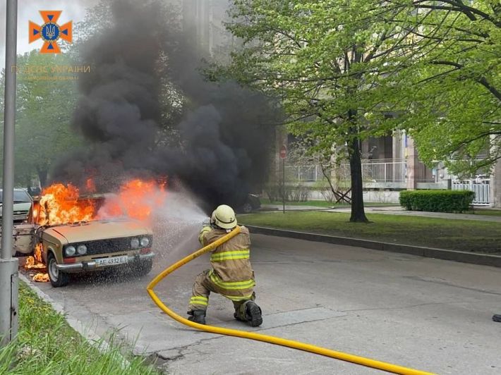 В Запорожье горел автомобиль