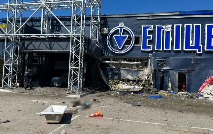 Россияне ударили по гипермаркету в Херсоне: есть погибшие и пострадавшие