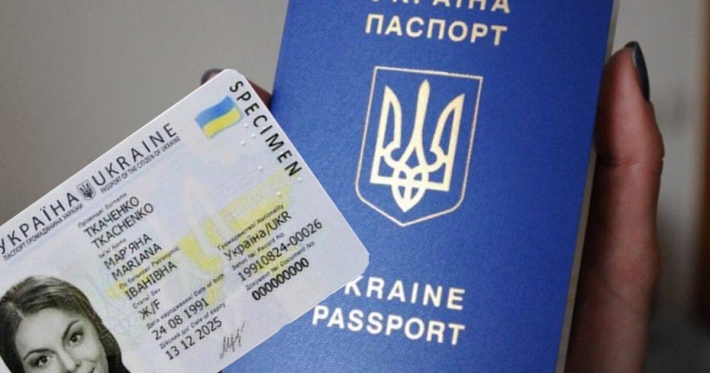 Разрывают украинские паспорта: в Бердянске оккупанты заставляют брать паспорта рф