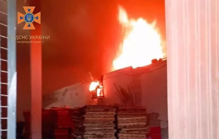 В Орехове в результате вражеского обстрела возник пожар на предприятии