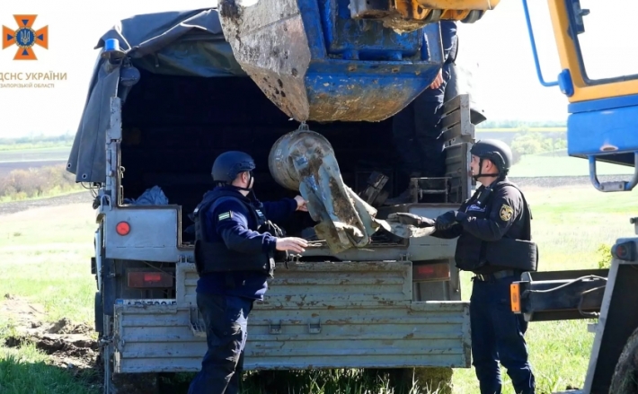 В Запорожской области пиротехники уничтожили авиабомбу