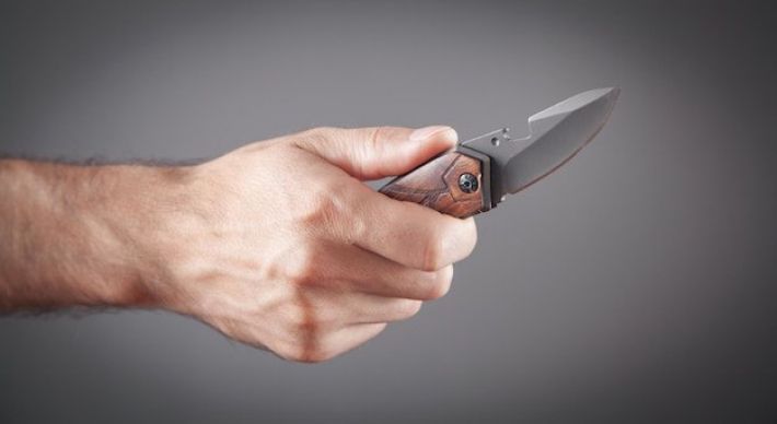 В Запорожье мужчина угрожал сожительнице ножом