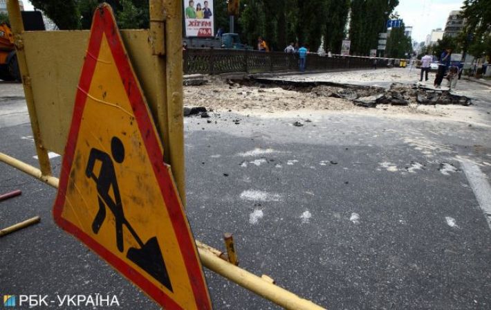 В одном из районов Киева провалилась дорога: движение транспорта ограничили