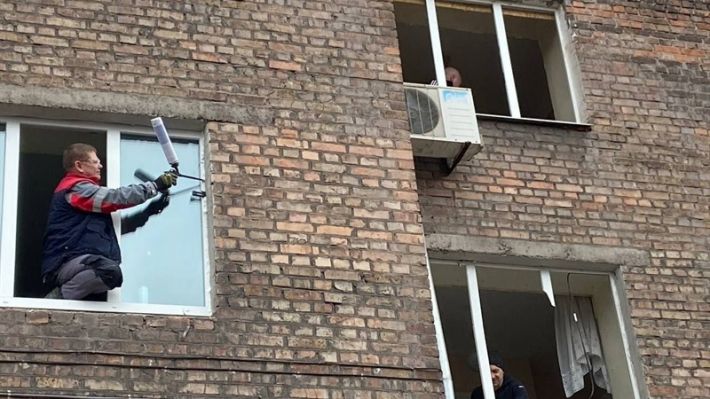 В пострадавших запорожских многоэтажках начали устанавливать новые стеклопакеты
