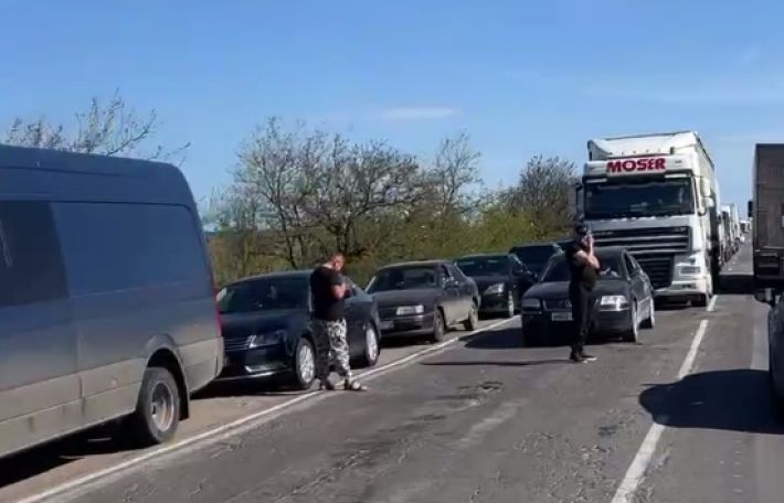 Через Мелитополь увеличился поток транспорта, на границе с Крымом образовался затор (видео)