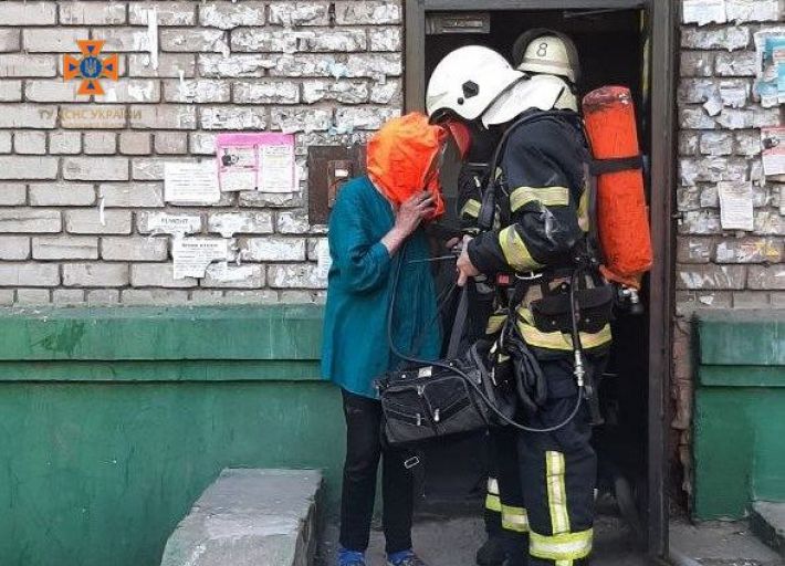 В Запорожье эвакуировали людей с последнего этажа многоэтажки