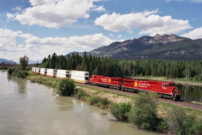 В Канаде обрушился железнодорожный мост – вагоны с опасным грузом упали в реку