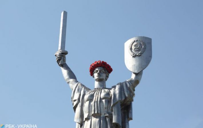 В Киеве на монументе 
