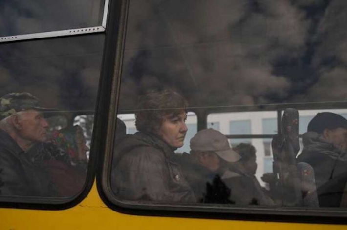 Россияне вместе с мирными жителями эвакуируют свою армию из оккупированной Запорожской области
