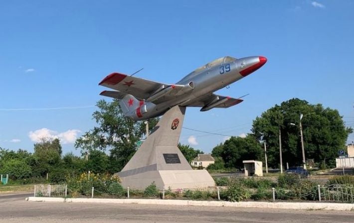 Сбили самолет НАТО. Минобороны высмеяло уничтожение россиянами памятника в Волчанске