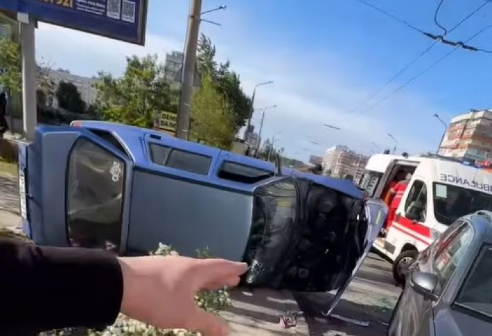 В Запорожье в результате ДТП перевернулось авто
