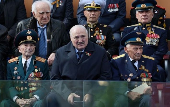 Лукашенко не остался на обед после парада в Москве - СМИ