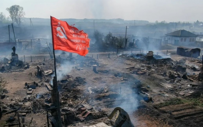 "Абсурдометр зашкаливает": в РФ в полностью соженном селе на пепелище установили знамя победы