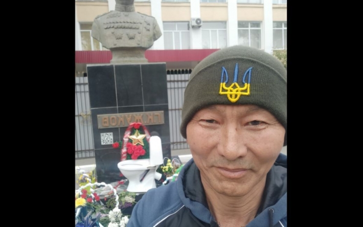 В Казахстане к памятнику Жукову принесли унитаз: чем все закончилось (фото)