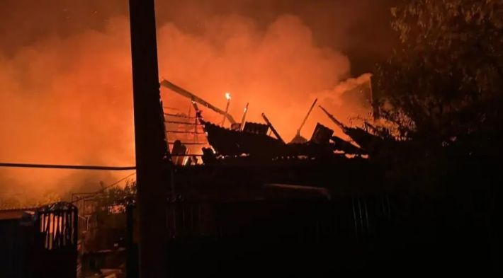 Загорелось 5 домов, среди пострадавших медики: россияне ночью ударили под Запорожьем (видео)