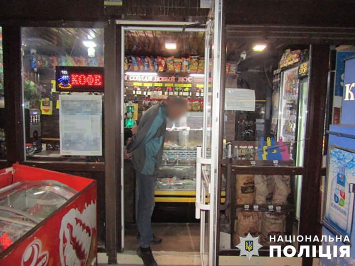 У Запоріжжі поліцейські затримали чоловіка, який прийшов до магазину з бойовими гранатами (фото)