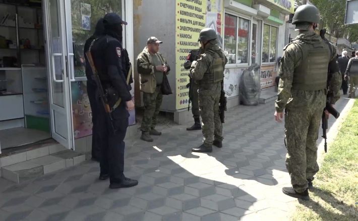 В Мелитополе рашистский патруль ищет по городу дизертиров армии рф (фото)