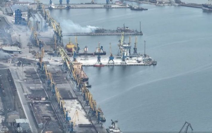 Россияне начали экспорт украденного украинского зерна через морской порт в Мариуполе