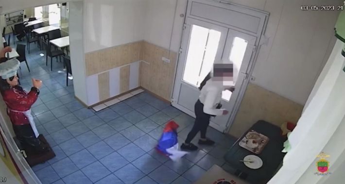 В Мелитополе девушка сорвала триколор в кафе – за "надругательство" ей грозит тюрьма (видео)